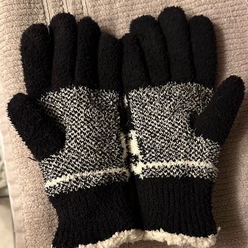 Black and White Snowflake Gloves - Picture 2 of 4